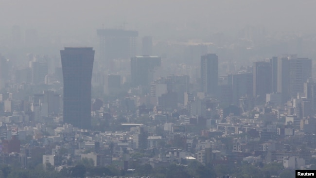 Buildings stand shrouded in smog in Mexico City, March 14, 2016. (REUTERS/Edgard Garrido)