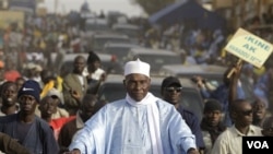 Presiden Senegal Abdoulaye Wade dalam kampanye keliling di ibukota Dakar (22/2).