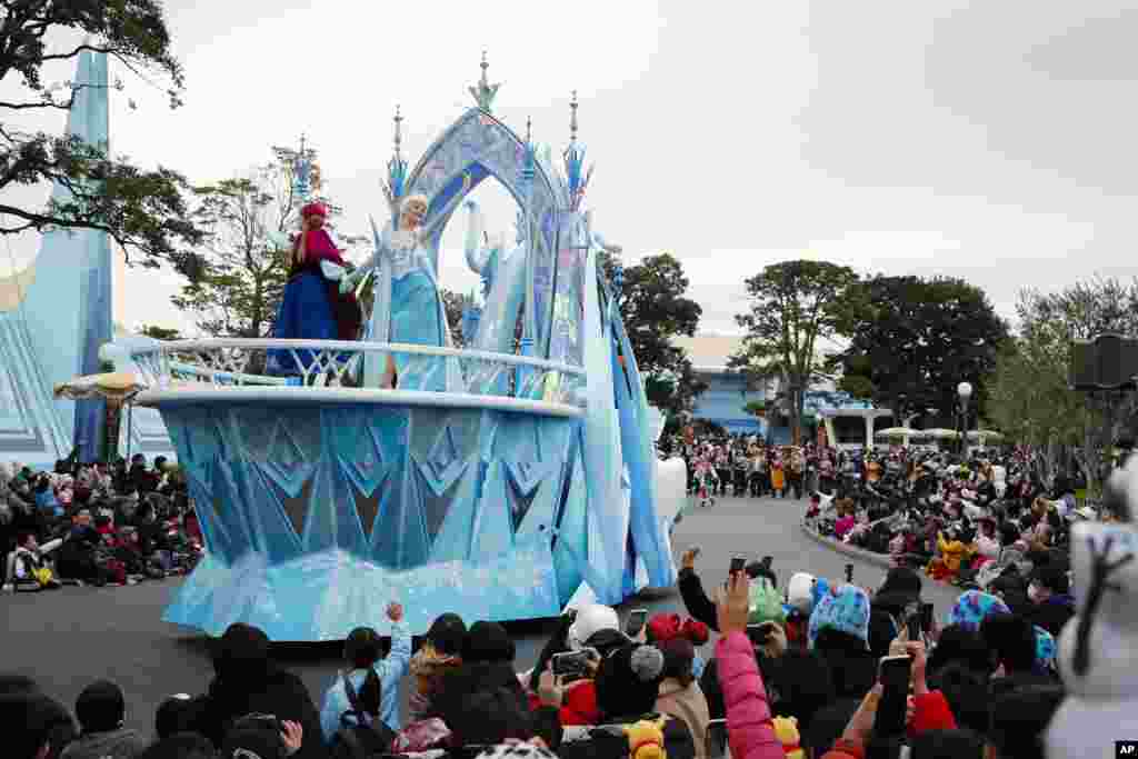 អ្នកសម្តែងស្លៀកពាក់ជាតួក្នុងភាពយន្តគំនូជីវចល«Frozen» ហែក្បួននៅក្នុងសូនកម្សាន្ត Tokyo Disneyland ក្នុងទីក្រុង Urayasu ក្បែរទីក្រុងតូក្យូប្រទេសជប៉ុន។