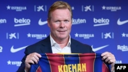 Le nouvel entraîneur néerlandais du FC Barcelone, Ronald Koeman, lors de sa présentation officielle au stade Camp Nou de Barcelone, le 19 août 2020.
