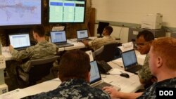 미군 장병들이 사이버 방어 작전을 수행하고 있다. (자료사진)