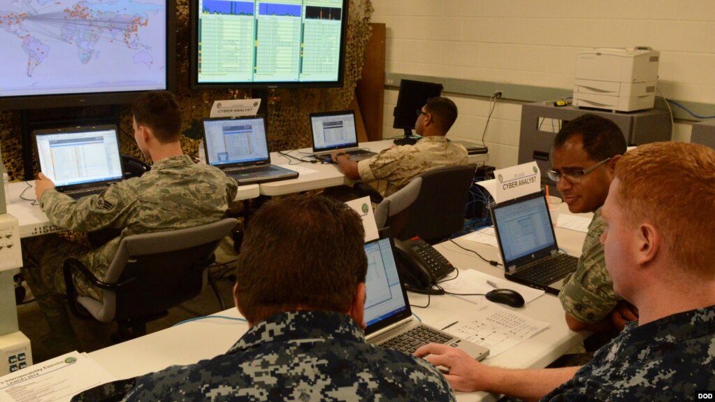 美国陆军士官在马里兰州阿伯丁试验场进行网络防御演练 （路透社 2014年6月25日）(photo:VOA)