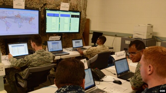 美国陆军2017年10月2日的一个网络防卫中心（美国陆军图片）