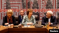 Iranian FM Mohammad Javad Zarif (R) sits with High Representative of the Union for Foreign Affairs & Security Policy and Vice-President of the European Commission Catherine Ashton (C) and Deputy Secretary-General of the European External Action Service (E