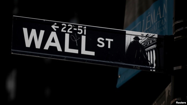 2019年9月17日美国纽约市纽约证券交易所附近的华尔街路牌。
