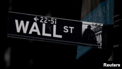 Un cartel señala hacia Wall Street, cerca de la Bolsa de Valores en la ciudad de Nueva York. Sept. 17 de 2019. Reuters/Brendan McDermid
