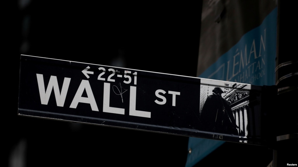 Un cartel señala hacia Wall Street, cerca de la Bolsa de Valores en la ciudad de Nueva York.
