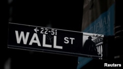 Un cartel señala hacia Wall Street, cerca de la Bolsa de Valores en la ciudad de Nueva York.