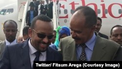 Presiden Eritrea Isaias Afwerki (kanan) menyambut PM Ethiopia Abiy Ahmed di Asmara, Eritrea dalam pertemuan hari Minggu (8/7).