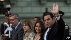 El presidente de Guatemala Jimmy Morales, saluda a los asistentes a un acto. El mandatorio ha dejado en claro que el tema de la recepción de ciudadanos mexicanos como parte de los acuerdos con EE.UU. debará tramitarse con el gobierno entrante. 