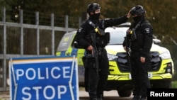 英国警察在格洛斯特郡皇家空军费尔福德基地外的一条道路上设置路障，针对袭击阴谋进行调查。(2026年9月28日)