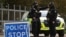 英国警察在格洛斯特郡皇家空军费尔福德基地外的一条道路上设置路障，针对袭击阴谋进行调查。(2026年9月28日)