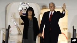 El vicepresidente de EE.UU., Mike Pence, y su esposa Karen Pence, llegaron a Buenos Aires, Argentina, el lunes, 14 de agosto de 2017.