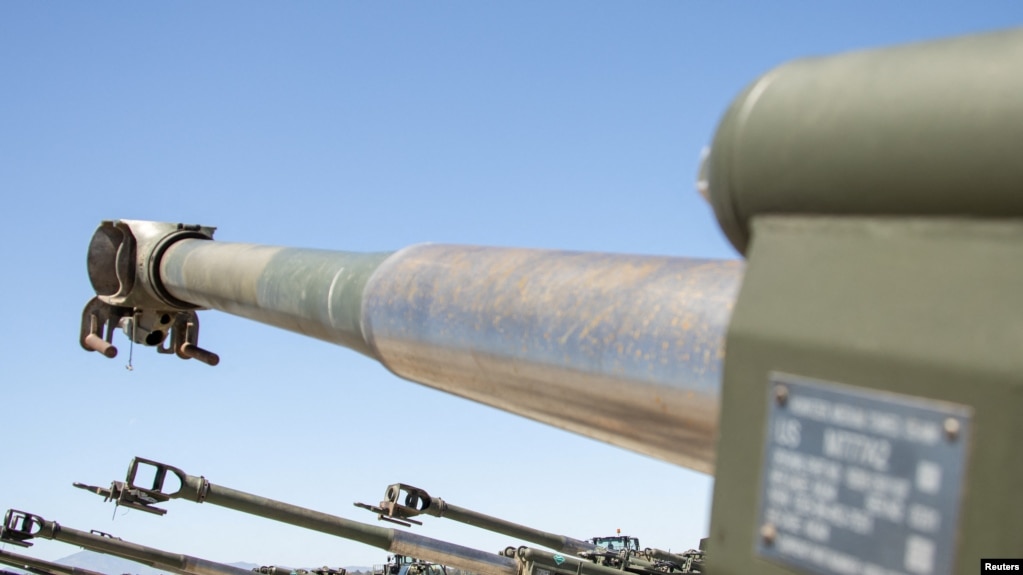 美国海军陆战队的M777榴弹炮运到乌克兰支援乌军作战。(photo:VOA)