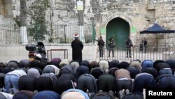 Falastiinyiin ku tukaneysa masjidka Al Aqsa