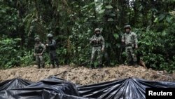 Soldados del ejército colombiano patrullan una piscina improvisada de crudo robado de un oleoducto por grupos ilegales cercanos para la producción de un combustible artesanal llamado "Pategrillo"utilizado para la producción de cocaína, en Tumaco, Colombia, 8 de septiembre de 2022. REUTERS/Luisa González