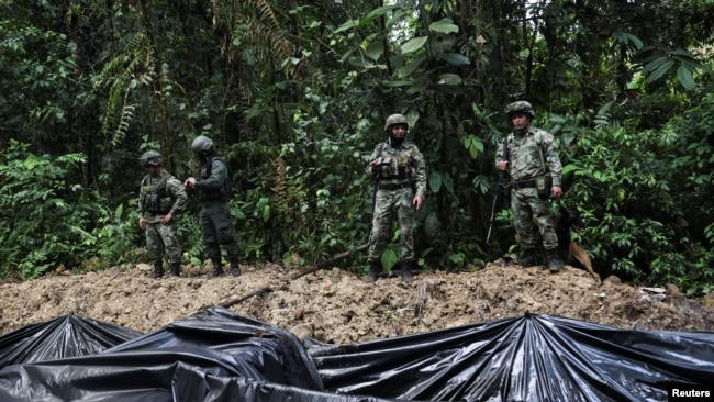 Soldados del ejército colombiano patrullan una piscina improvisada de crudo robado de un oleoducto cercano por grupos ilegales para la producción de un combustible artesanal llamado "Pategrillo", utilizado para la producción de cocaína, en Tumaco, Colombia, 8 de septiembre de 2022. REUTERS/Luisa González