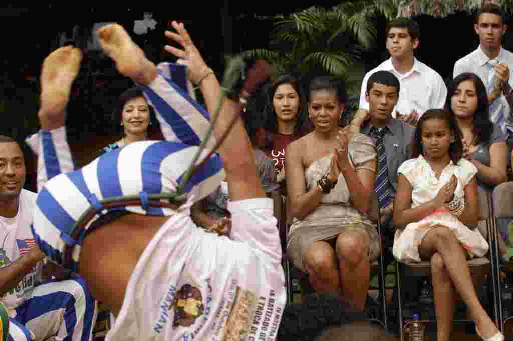 Michelle Obama junto a sus hijas Malia y Sasha, durante una presentación cultural preparada para la familia Obama, en Brasil.