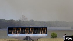 Densas columnas de humo cubren parte del Centro Espacial Kennedy, donde se puede ver la plataforma de lanzamiento del Endeavour.