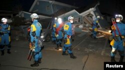 警员在日本南部熊本县查看地震后的房屋情况（2016年4月16日）