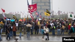 Para anggota veteran menggelar aksi protes di Tugu Peringatan Perang Dunia II di Washington DC (13/10).