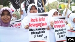 Aktivis Hizbut Tahrir melakukan aksi unjuk rasa memprotes film 'Innocence of Muslims' yang menghina Islam di depan Kedutaan Besar AS di Jakarta, Jumat 14/9 (foto: Fathiyah Wardah/VOA).