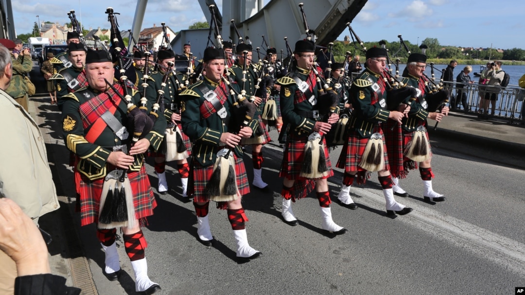 Band Pegasus Bridge asal Skotlandia ikut memeriahkan peringatan PD II (foto: dok). Warga Skotlandia terpecah antara bergabung atau memisahkan diri dari Kerajaan Inggris. 