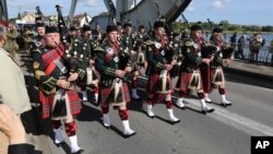 Band Pegasus Bridge asal Skotlandia ikut memeriahkan peringatan PD II (foto: dok). Warga Skotlandia terpecah antara bergabung atau memisahkan diri dari Kerajaan Inggris. 