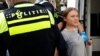 Aktivis iklim asal Swedia, Greta Thunberg, ditahan polisi, ketika mencoba memblokir jalan raya A12 untuk memastikan pemerintah Belanda menghentikan subsidi bahan bakar fosil, di Den Haag, Belanda, 6 April 2024. (Foto: Piroschka van de Wouw/Reuters)