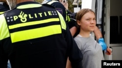 Aktivis iklim asal Swedia, Greta Thunberg, ditahan polisi, ketika mencoba memblokir jalan raya A12 untuk memastikan pemerintah Belanda menghentikan subsidi bahan bakar fosil, di Den Haag, Belanda, 6 April 2024. (Foto: Piroschka van de Wouw/Reuters)