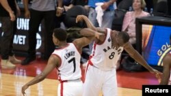 Kyle Lowry, à gauche, et Bismack Biyombo, Toronto, Canada, le 23 mai 2016. (Nick Turchiaro-USA TODAY Sports)