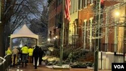 A security tent awaits pedestrians walking on sidewalks near the White House, in Washington, Jan. 19, 2025. (Carolyn Pressutti/VOA)