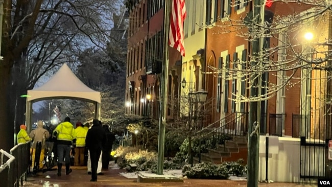 A security tent awaits pedestrians walking on sidewalks near the White House, in Washington, Jan. 19, 2025. (Carolyn Pressutti/VOA)