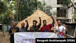 Ikatan Mahasiswa Papua di Sumatera Utara menggelar protes atas aksi diskriminasi dan rasisme terhadap mahasiswa di Surabaya, Senin, 19 Agustus 2019. (Foto: VOA/Anugrah Andriansyah)