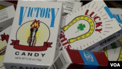 Permen klasik Amerika candy cigarettes atau permen seperti rokok.