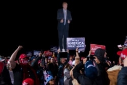 Partiarios vitorean al presidente Donald Trump durante un evento en el aeropuerto de Valdosta, Georgia, a favor de candidatos republicanos al Senado que buscan la reelección. Sábado 5 de diciembre de 2020.