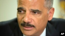 Propuestas en las legislaturas de Chicago y Nueva Jersey requerirían la revisión de huellas dactilares.