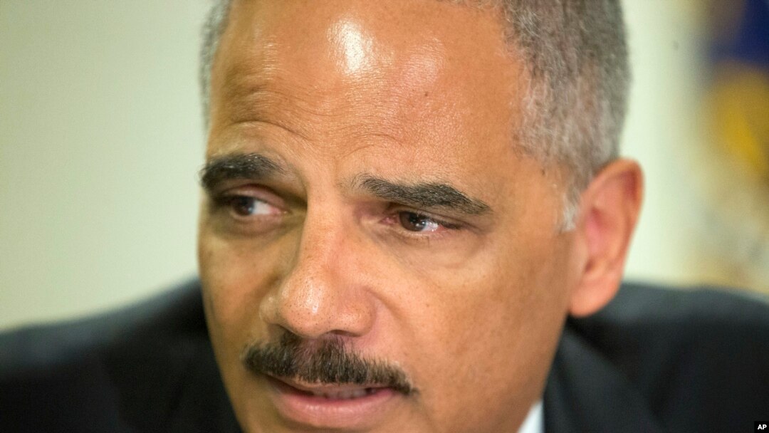 "Esta fiscal general y este Departamento de Justicia apoya al pueblo de Ferguson", dijo Holder.