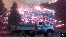 El oeste de Estados Unidos está abrumado por los incendios forestales, como puede verse en esta escena en Pine, Idaho.