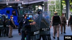 The Thai police force have came in for criticism for heavy handed tactics including alleged torture but the police spokesman has denied these claims. Officers on standby during anti government demonstrations in Bangkok, Nov. 14, 2021. (Tommy Walker/VOA)