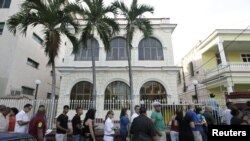 Filas para obtener el pasaporte por parte de ciudadanos cubanos empezaron desde el domingo en la mañana.