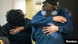 Родичі загиблих внаслідок стрілянини на об‘єкті служби доставки FedEx поблизу аеропорту в Індіанаполісі, 16 квітня 2021