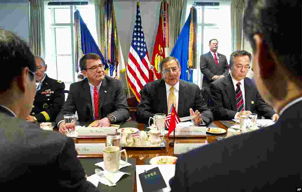 2012年2月14号，美国防部长帕内塔在五角大楼会见中国国家副主席习近平。