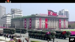 Parade militer dalam rangka "Hari Matahari" memperingati HUT pendiri negara Korea Utara, Kim Il-sung ke-105, 15 April 2017 ini memamerkan misil saat melewati lapangan Kim Il-sung di Pyongyang (Foto: videograb KRT via A).