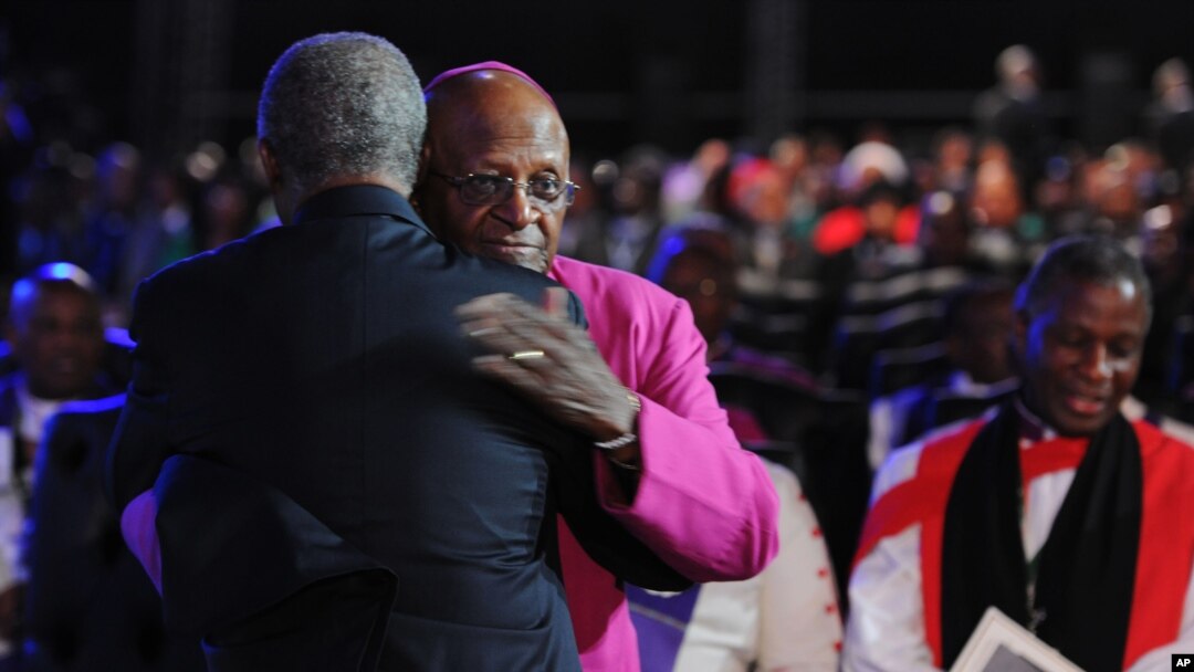 Uskup Agung Desmond Tutu dipeluk setibanya di upacara pemakaman mantan presiden Afrika Selatan Nelson Mandela di Qunu. 
