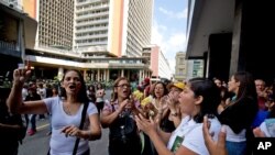 Opositoras en Caracas piden que se realice el referendo "revocatorio" durante una protesta contra el presidente Nicolás Maduro frente al Consejo Nacional Electoral. 19 de julio de 2016.