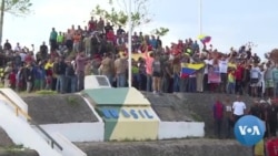 Pro et anti-Maduro face à face à la frontière brésilienne