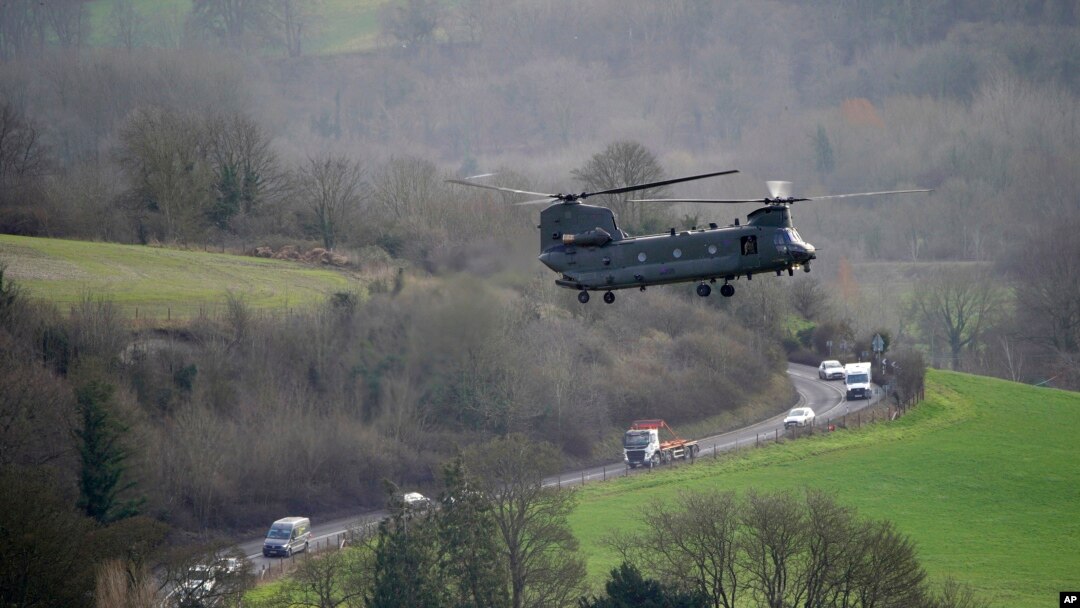 Un Chinook cerca de la llanura de Salisbury en Wiltshire, Reino Unido, donde las Fuerzas Armadas australianas están apoyando el entrenamiento de reclutas ucranianos liderado por el Reino Unido, el miércoles 1 de febrero de 2023. (Ben Birchall/Pool vía AP)