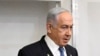 ARCHIVO - El primer ministro israelí, Benjamin Netanyahu, asiste al quinto día de testimonios en su juicio por cargos de corrupción en el tribunal de distrito de Tel Aviv, Israel, el 23 de diciembre de 2024. 