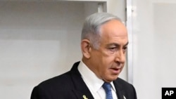 ARCHIVO - El primer ministro israelí, Benjamin Netanyahu, asiste al quinto día de testimonios en su juicio por cargos de corrupción en el tribunal de distrito de Tel Aviv, Israel, el 23 de diciembre de 2024. 